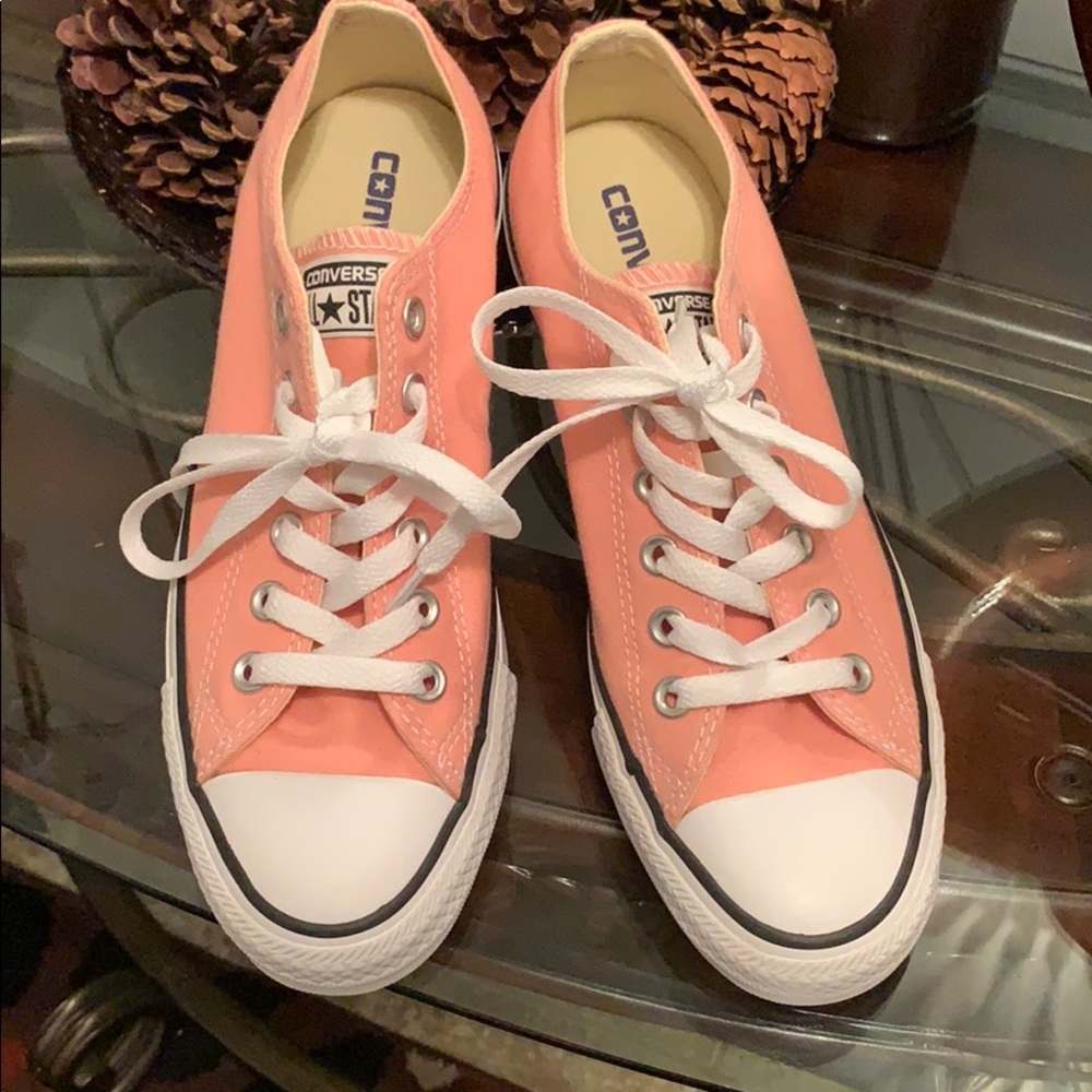 Pink women converse